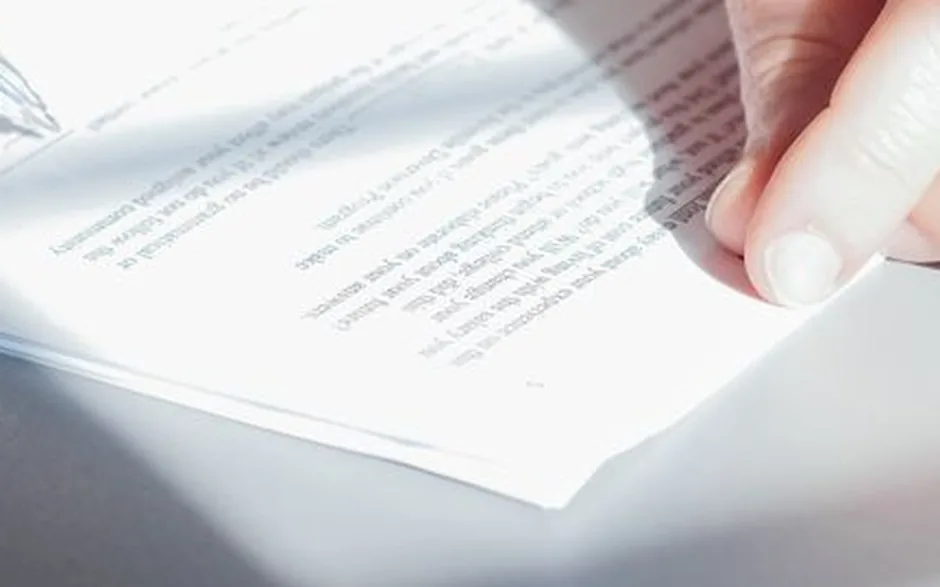 Courrier de résiliation posé sur un bureau avec un stylo