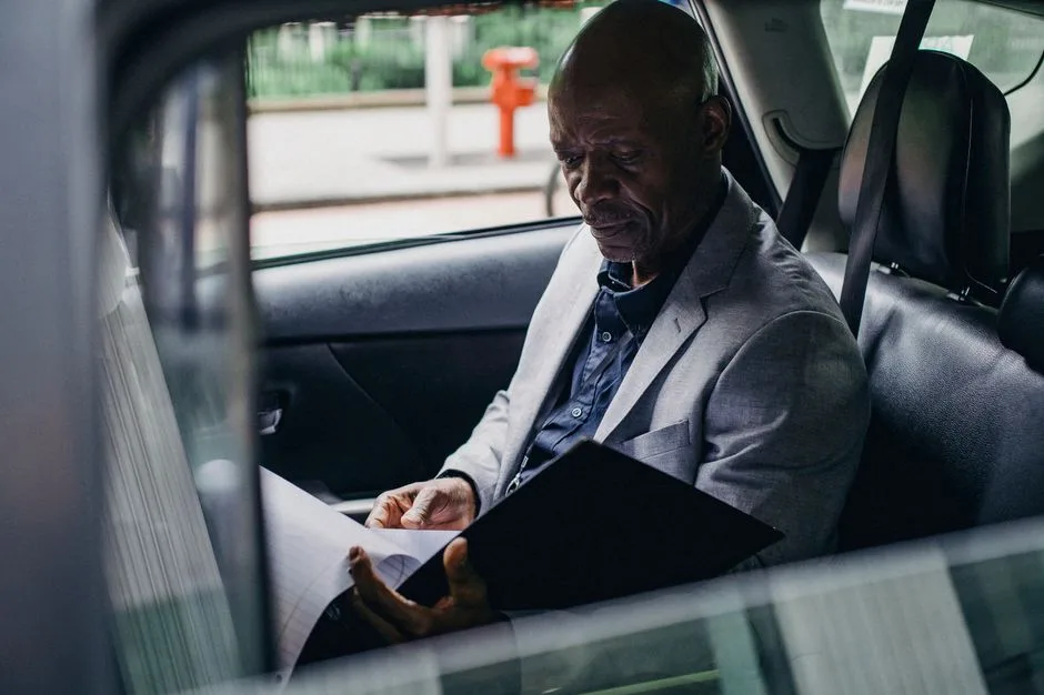 Contrat d'assurance auto annote sur un bureau